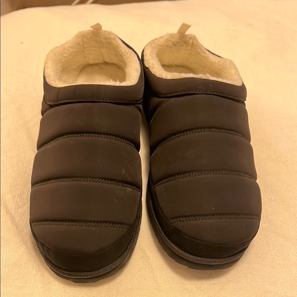 Old Navy Black Quilted Slippers